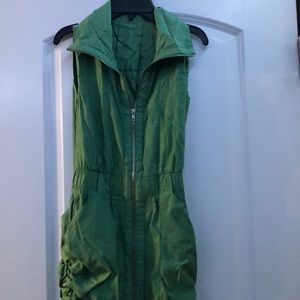 Adorable sleeveless green Dress with pockets!
